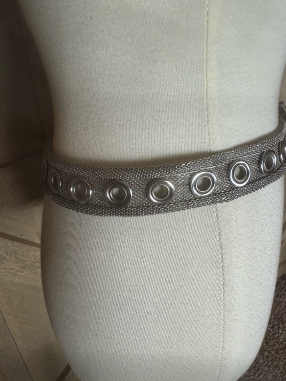 Vintage Express mesh metal belt with rivet belt holes and ornate buckle Medium - Picture 6 of 12